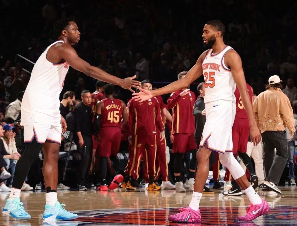 狂轰119分，尼克斯掀翻骑士队！布朗激活11人轮换，东部迎来大结局